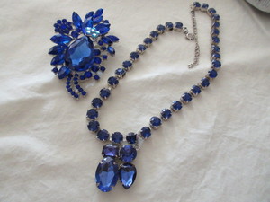 lot 217 image: LARGE BLUE AND IRIDESCENT RHINESTONEGLASS BROOCH AND BLUE NECKLACE
