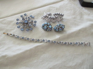 lot 218 image: BLUE AND CLEAR GLASSRHINESTONE JEWELRY WITH KRAMER EARRINGS