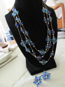 lot 219 image: BLUE IRIDESCENT GLASSRHINESTONE EARRINGS AND 3 STRAND NECKLACE