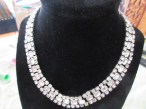 lot 220 image: CLEAR GLASSRHINESTONE CHOKER