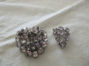 lot 221 image: CLEAR AND SMOKE COLOR GLASS  RHINESTONE BROOCHES