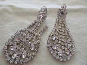 lot 222 image: LONG, CLEAR GLASSRHINESTONE, CLIP ON EARRINGS