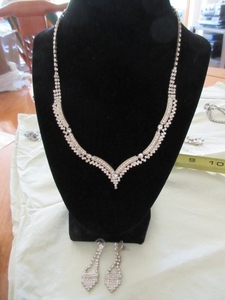 lot 223 image: CLEAR GLASSRHINESTONE NECKLACE AND PIERCED EARRINGS