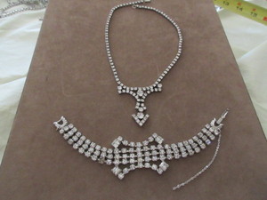 lot 224 image: CLEAR GLASSRHINESTONE NECKLACE AND BRACELET