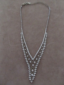 lot 225 image: CLEAR GLASS. RHINESTONE NECKLACE