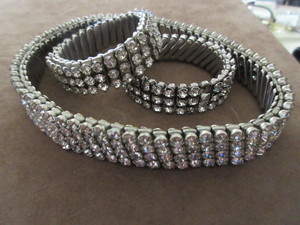 lot 226 image: STRETCHY CLEAR RHINESTONE NECKLACE AND MATCHING BRACELETS