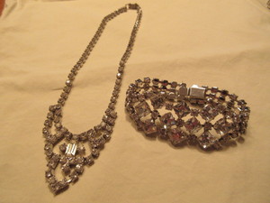 lot 231 image: CLEAR GLASSRHINESTONE NECKLACE AND BRACELET