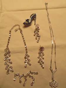 lot 233 image: BLUE AND CLEAR GLASS RHINESTONE JEWELRY