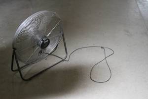 lot 9 image: TPI Industrial Workstation 24 Floor Fan - Model F-24-TE