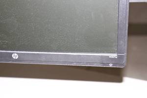 lot 91 image: WALI Free-Standing Dual LCD Monitor Table Stand with HP Monitors