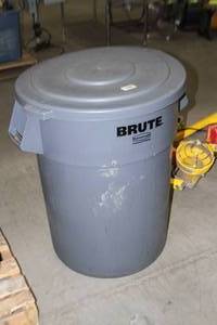lot 98 image: Rubbermaid BRUTE 55-Gallon Trash Can with Lid - Uline Model H-1047  Lid