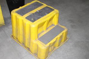 lot 105 image: Plastic Box Step - 20 Overall Height