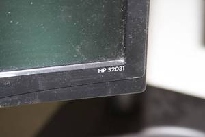 lot 110 image: WALI Free-Standing Dual LCD Monitor Table Stand with HP Monitors