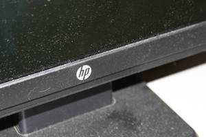 lot 131 image: Lot of 20 - HP Desktop Computer Monitors with Table Stands