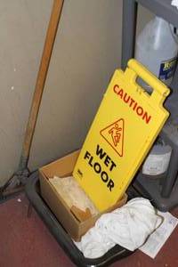 lot 139 image: ENTIRE CONTENTS OF JANITOR CLOSET - Lot - As Pictured
