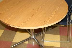 lot 146 image: Breakroom Round Table & 3 Chairs