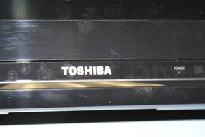 lot 168 image: Toshiba 32 HD TV w Wall Mount