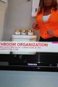 lot 169 image: Toshiba 32 HD TV w Wall Mount