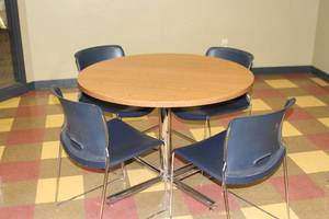 lot 144 image: Breakroom Round Table & 4 Chairs