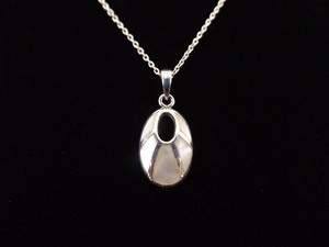 .925 Sterling Silver Inlayed Mother of Pearl Pendant Necklace
