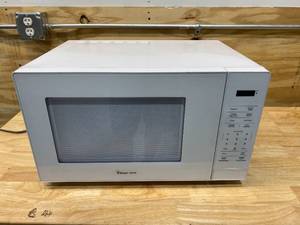 lot 25 image: MAGIC CHEF 1.1 cu. ft. Countertop Microwave in White