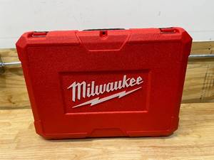 lot 28 image: MILWAUKEE M12 12-Volt Lithium-Ion Cordless HammerVac Universal Dust Extractor Kit with Case. (Tool Only)