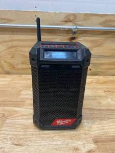 lot 68 image: MILWAUKEE M12 12-Volt Lithium-Ion Cordless BluetoothAMFM Jobsite Radio (Tool Only)