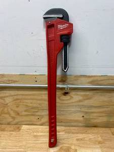 lot 6 image: MILWAUKEE 36 in. Steel Pipe Wrench