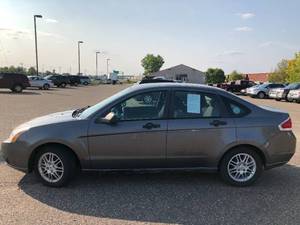 lot 7 image: 2010 Ford Focus SE - 2 Owner