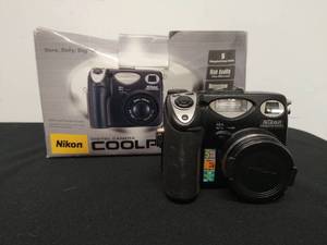 Nikon CoolPix 5000 Digital Camera