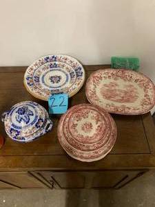 lot 22 image: Group of 22 Staffordshire Dishes