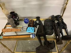 lot 24 image: Grp 13 Antiques and collectables - shelf lot
