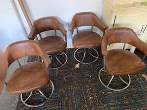 lot 150 image: Set of 4 Mid Century Club Chairs
