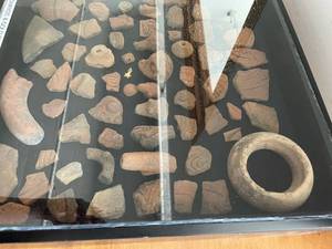 lot 129 image: Pre-Colombia Pottery and Gold