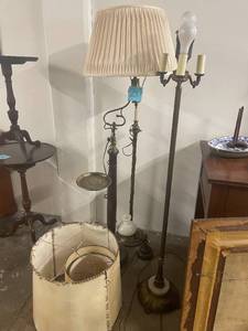 lot 20 image: Group of 4 Lamps and Lamp Shades