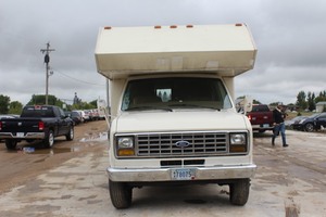 lot 2 image: 1988 Ford E350 Travoy Motor Home