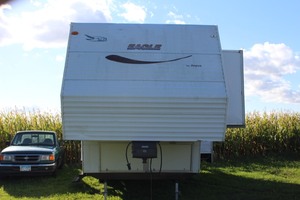 lot 7 image: 2000 Jayco 5th Wheel Camper