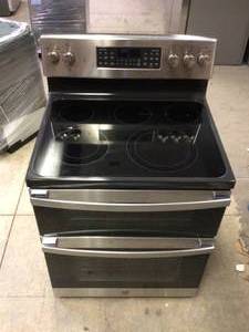 lot 18 image: GE 30 Free-Standing Electric Double Oven Convection Range