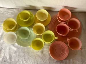 lot 2 image: Pastel Hazel Atlas style glassware