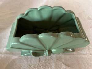lot 16 image: Vintage Celadon Abington Pottery