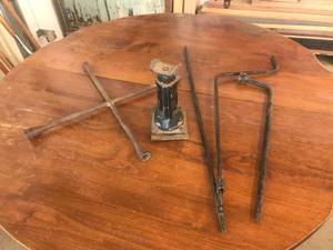 lot 140 image: Auto Jack, Tire Iron & Lug Wrench