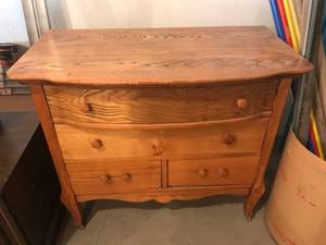lot 16 image: Vintage Dresser