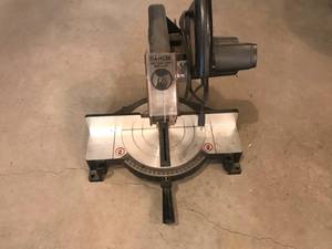 lot 19 image: Black & Decker 10 Power Miter Saw