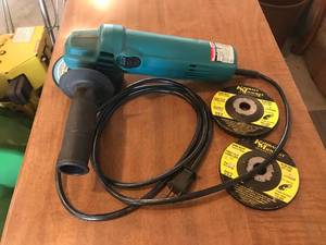 lot 26 image: Makita 4 Disc Grinder