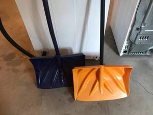 lot 45 image: Snow Shovels