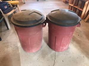 lot 46 image: 32 Gallon Rubbermaid Trash Cans with Lids