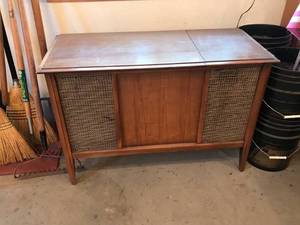 lot 51 image: Console Radio & Record Player