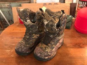 lot 62 image: Cabelas Size 11 Boots