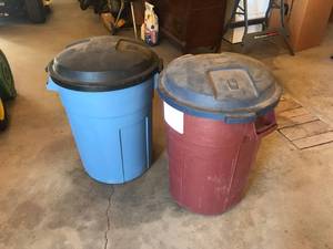 lot 77 image: 2 Rubbermaid 32 Gallon Trash Cans with Lids