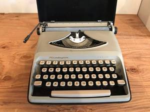 lot 108 image: Vintage Remington Envoy Typewriter